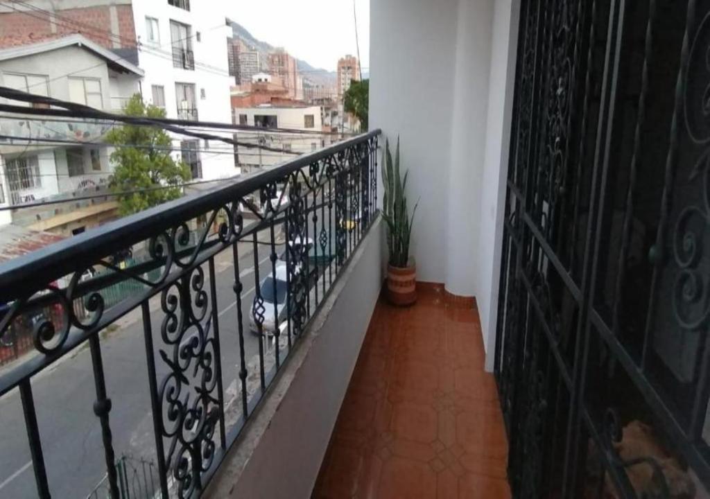 Balkón nebo terasa v ubytování Habitación acogedora en ambiente familiar al norte de Medellín