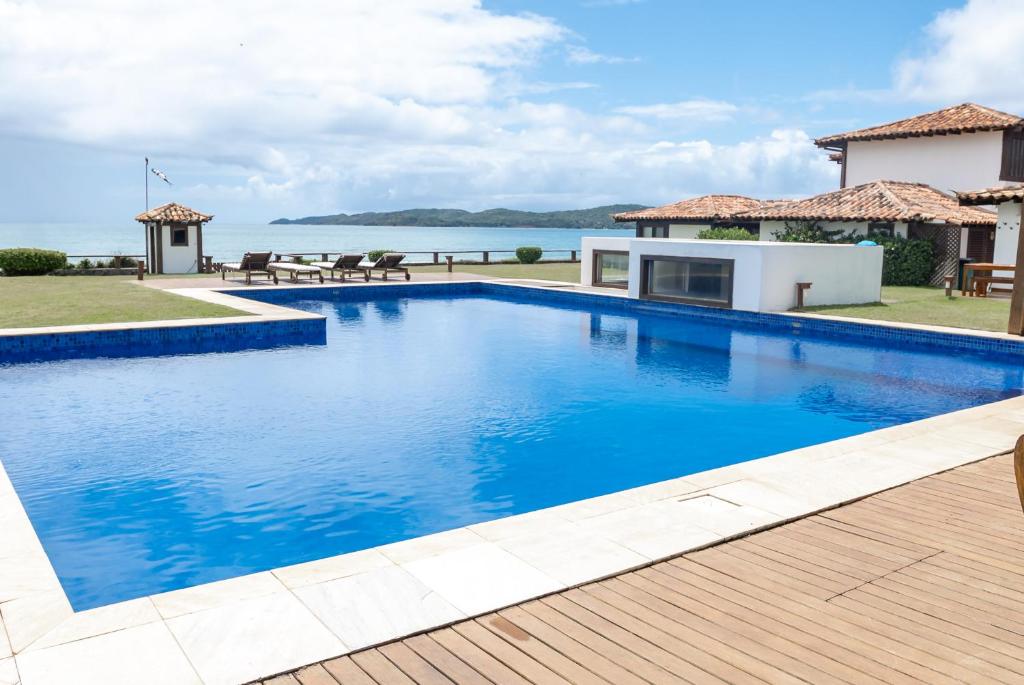 Casa em Buzios Proxima da Praia - BRD2 في بوزيوس: مسبح في فيلا مطلة على المحيط