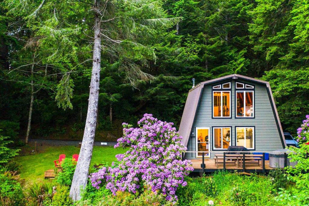 Aed väljaspool majutusasutust Treetop Lodge - 2 Homes on one Property!