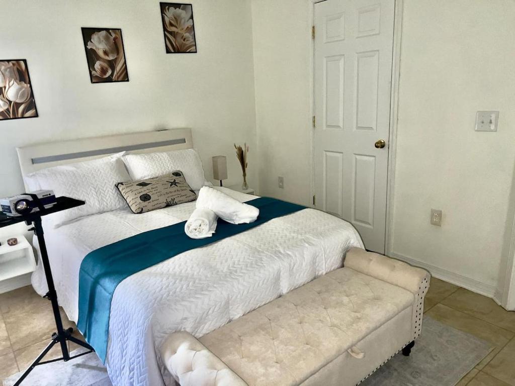 Postel nebo postele na pokoji v ubytování Cozy Private Room in Peaceful Milton