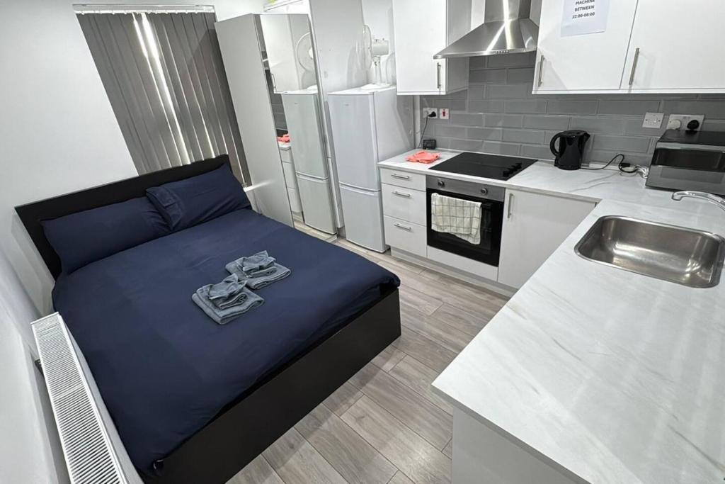 a small room with a bed in a kitchen at Central London room w kitchen in London