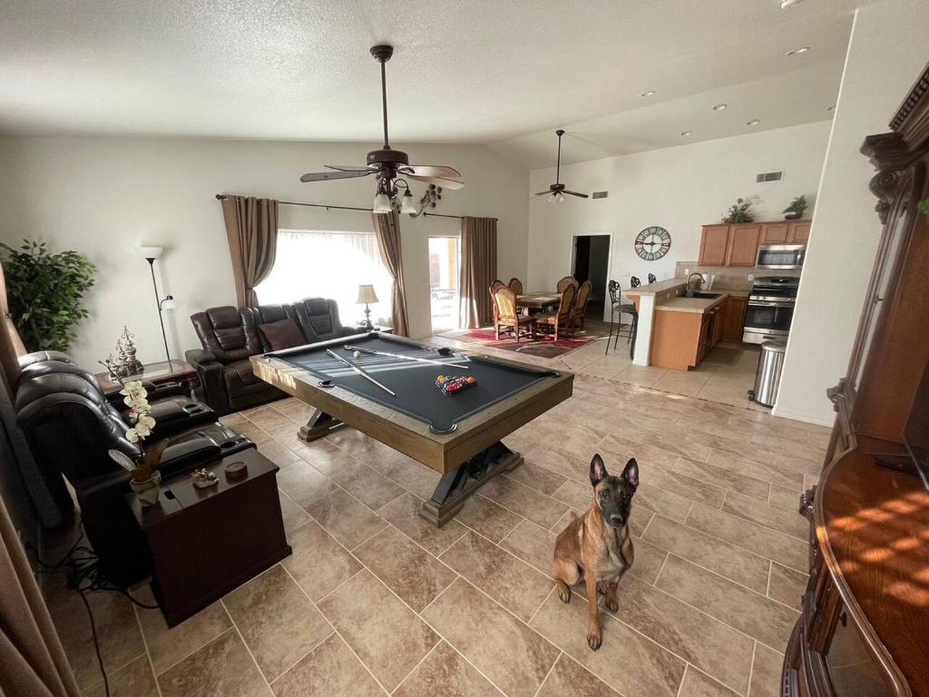 ein Wohnzimmer mit einem Billardtisch auf dem Boden in der Unterkunft Large house for entire family in Mesquite Creek