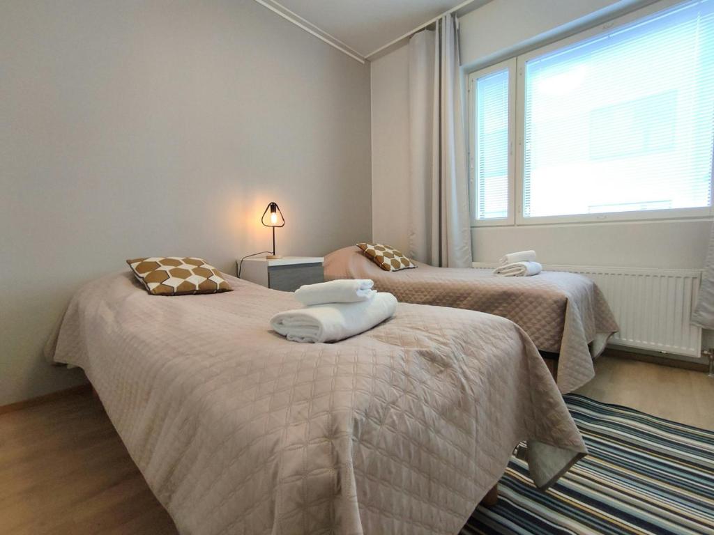 En eller flere senge i et værelse på Central Apartment for 4 with Sauna