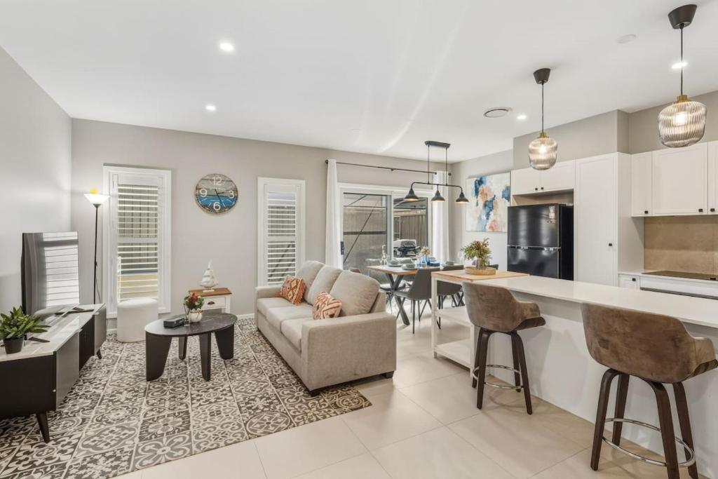 Modern Family Oasis Luxe with Balcony AC and Backyard), Brisbane (harga ...