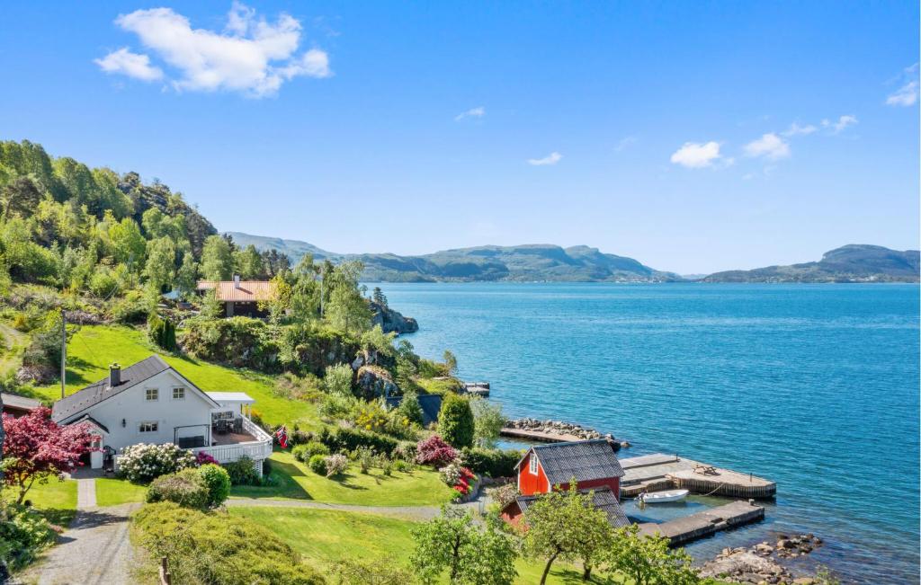 NesvikにあるAwesome Home In Skiftun With House Sea Viewの水の横の丘の上の家