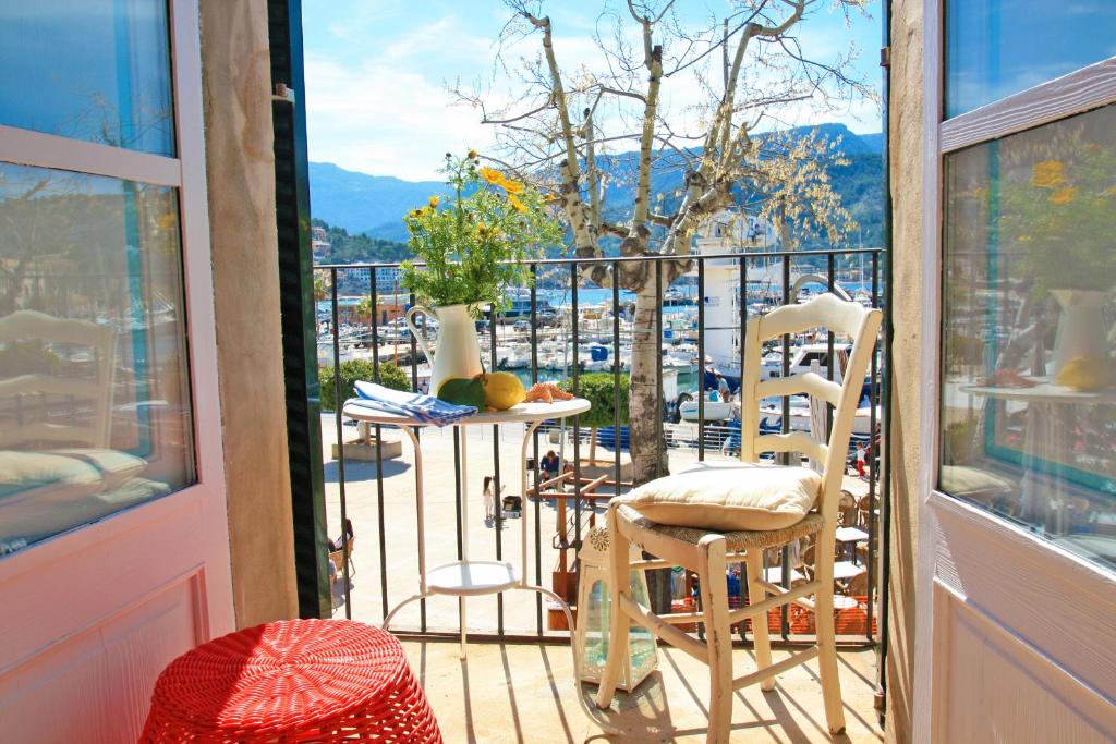 ein Balkon mit einem Tisch und Stühlen auf einem Balkon in der Unterkunft Marina 48 Seafront Apartment in Port de Sóller