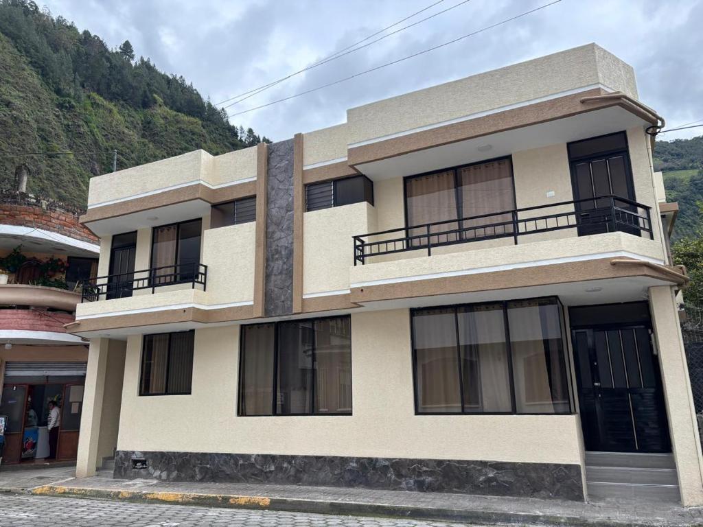 ein Gebäude mit Fenstern und Balkonen an der Seite in der Unterkunft Jacquelins house in Baños