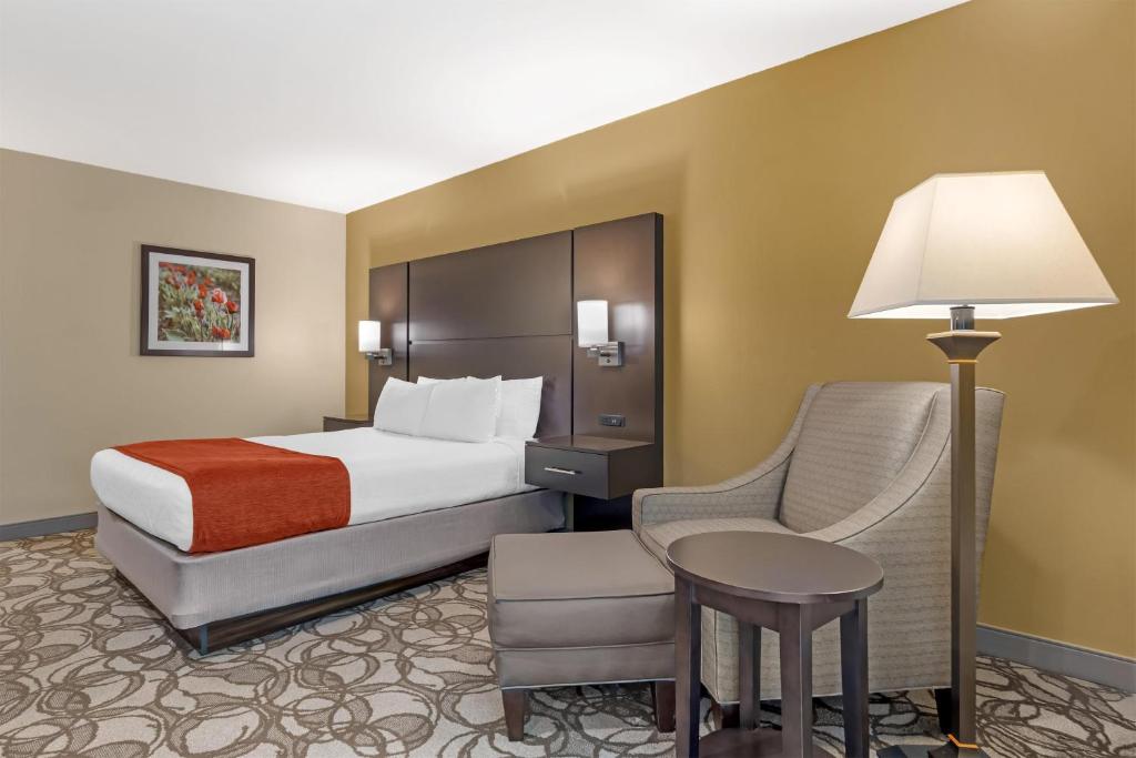 Best Western Plus Plaza by the Green - Queen Room With Golf Course View - Non-Smoking