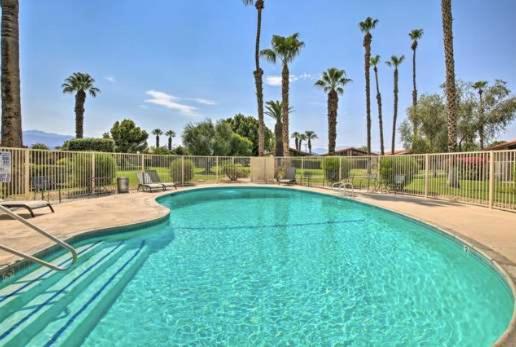 Πισίνα στο ή κοντά στο Desert Retreat with Fire Pit & Golf Views in Indio