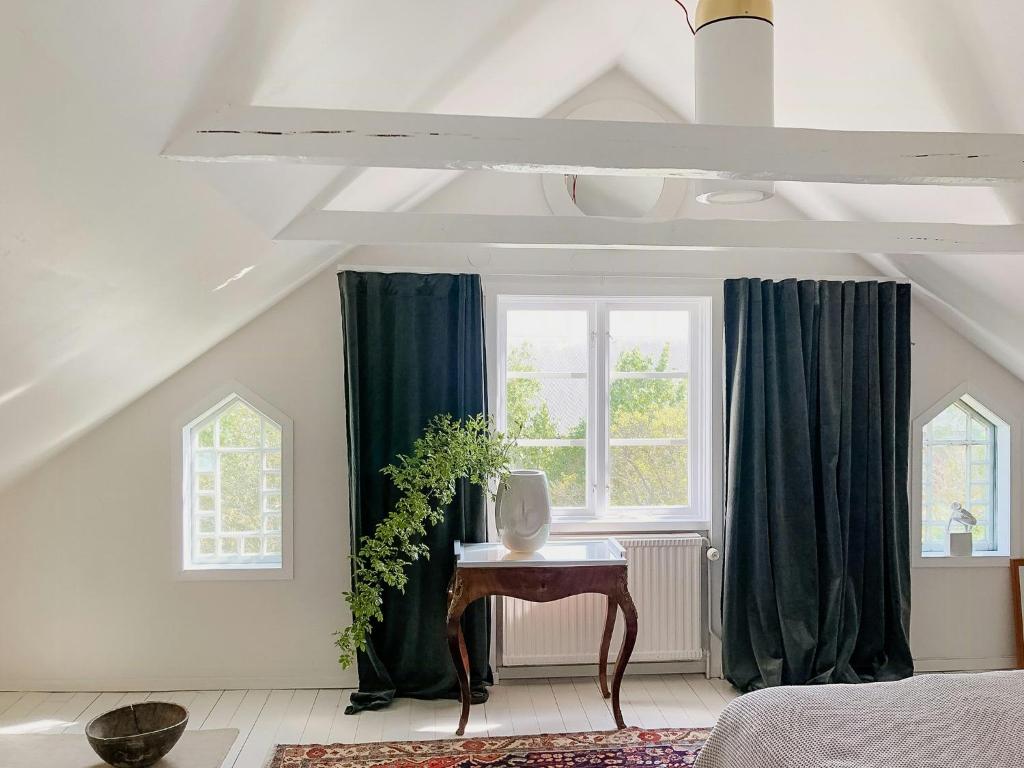 Ένα ή περισσότερα κρεβάτια σε δωμάτιο στο Charming Artist's House In Söderåkra