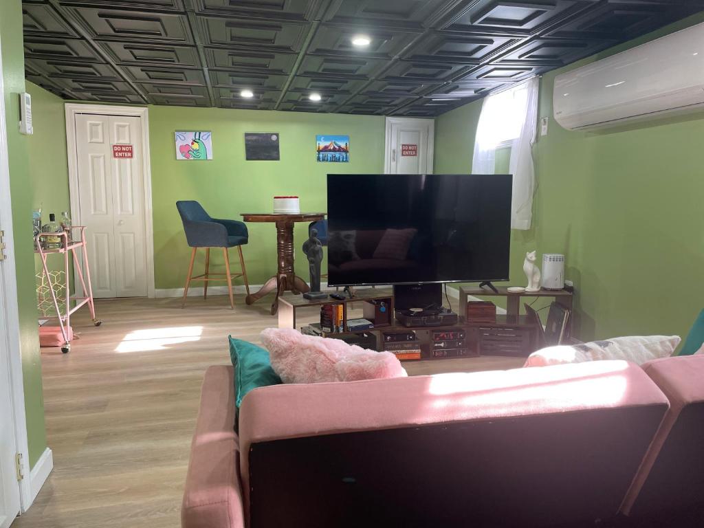 Et tv og/eller underholdning på Chic City apartment in Providence