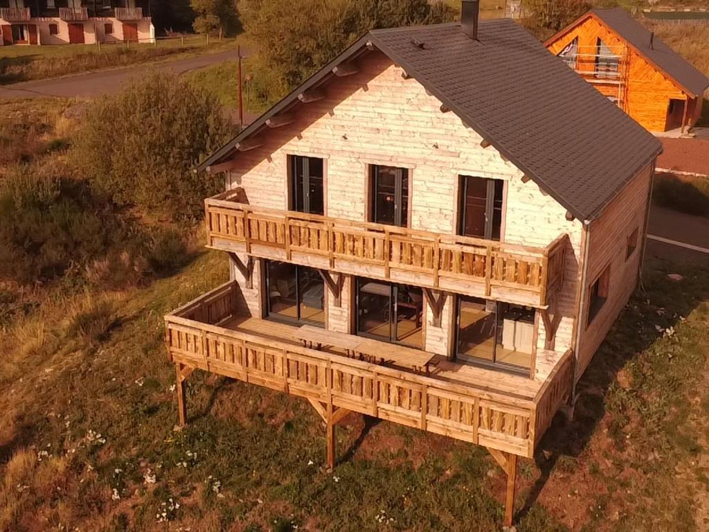 an overhead view of a wooden house with a roof at Chalet moderne pour 14 pers, accès PMR, parking privé - FR-1-814-121 in Besse-et-Saint-Anastaise