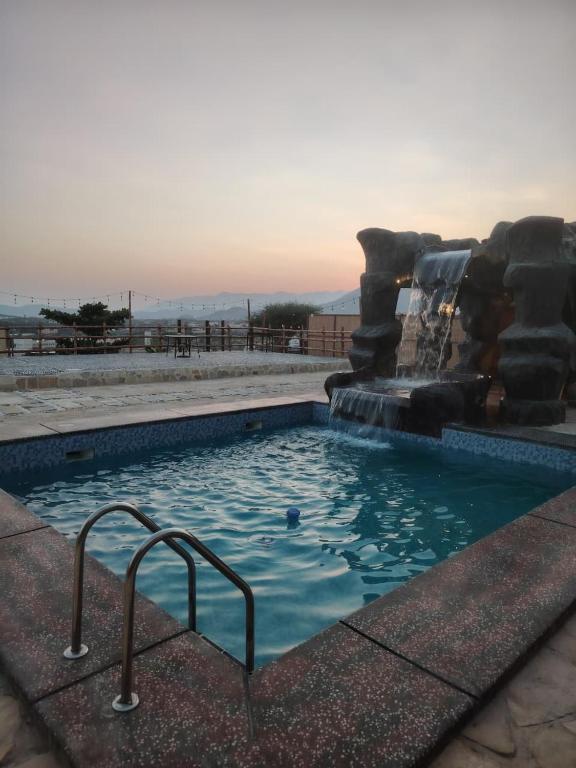 Piscina a كهف الريف Reef Cave o a prop