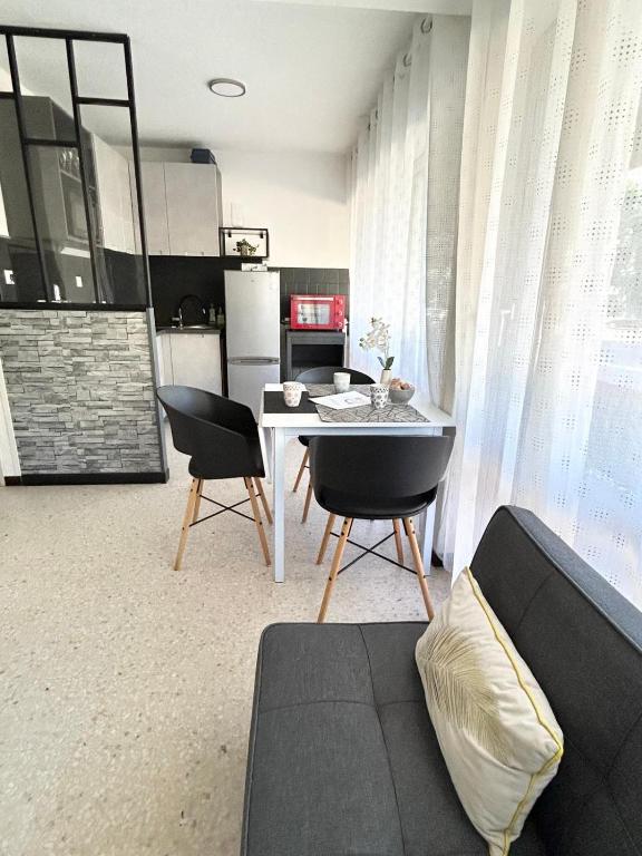 Large Studio with sleeping area في كارنو بلاج: غرفة معيشة مع أريكة وطاولة وكراسي