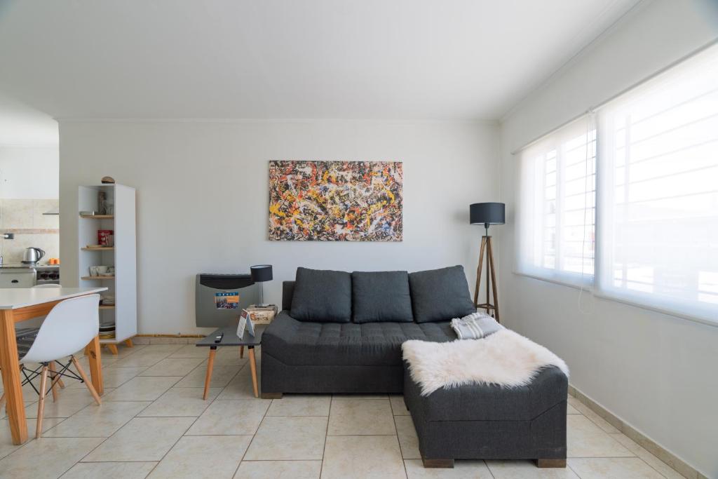 Una sala de estar con un sofá y un cuadro en la pared. en Hermosa Casa En El Centro de San Rafael, en San Rafael