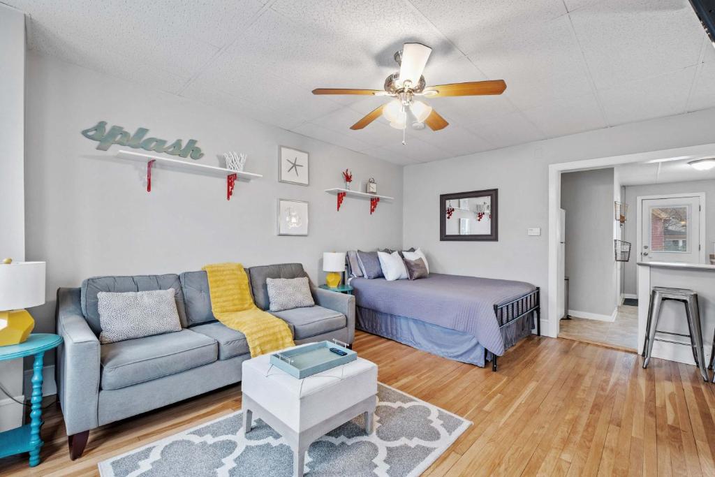 Khu vực ghế ngồi tại Spacious Open-Concept Studio Short-Midterm Stays