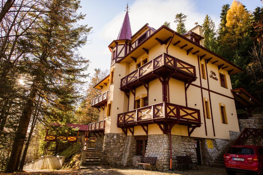 een groot gebouw met een toren bij Villa Rusalka in Vysoké Tatry