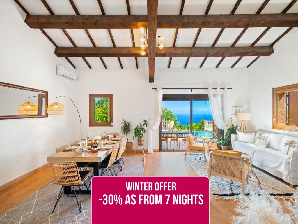 FontvieilleVilla Horizon - 5min from Monaco - Ideal Groups - Panoramic view - Chimney - Parking - Premium Services - Calm的客厅里摆放着冬季用品，从夜晚开始