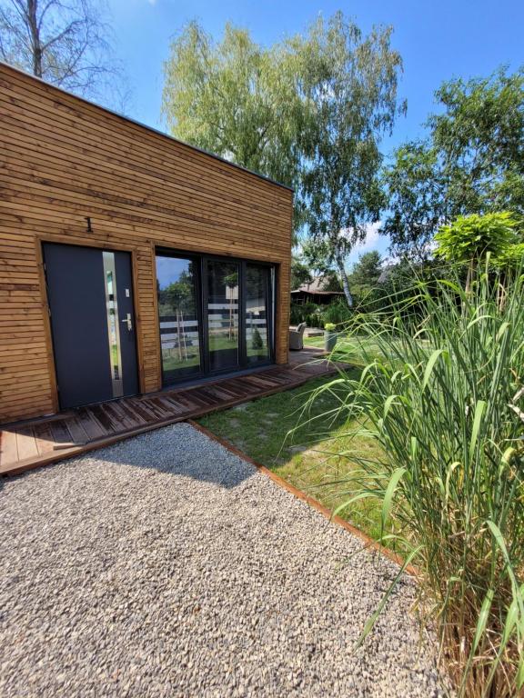 ZagłęboczeにあるDOMKI BEATUS HOME Zagłęboczeの大きなガラス戸のある木造家屋