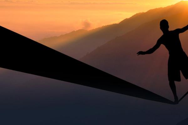 Η ανατολή ή δύση του ηλίου όπως φαίνεται από αυτό το ξενοδοχείο διαμερισμάτων ή από εκεί κοντά