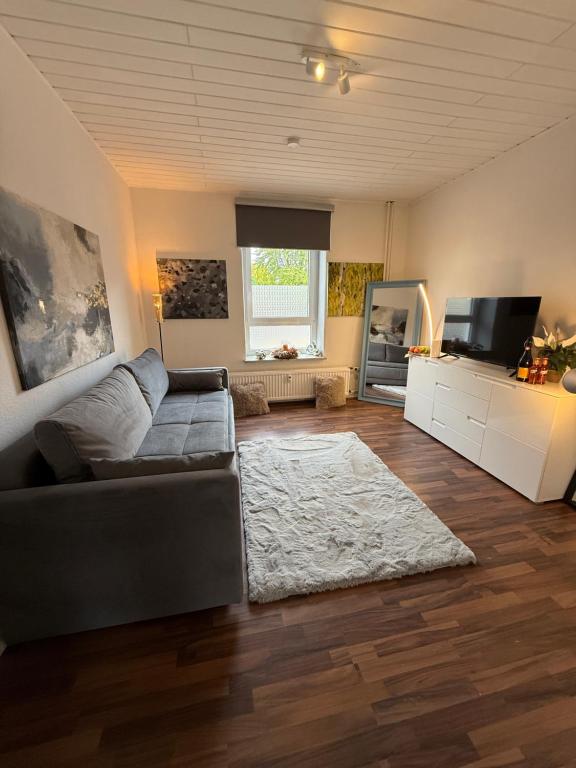 Posezení v ubytování 1 Zi Whg an der Universität zu Kiel-City, Alsenstrasse 17, perfekt auch als Schadenwohnung, eigener Parkplatz, 45 qm, große Wohnküche, , Wlan incl, perfekt möbliert, je 3 Min zur Universitätsklinik zu Kiel, Ostsee, Seebäder,