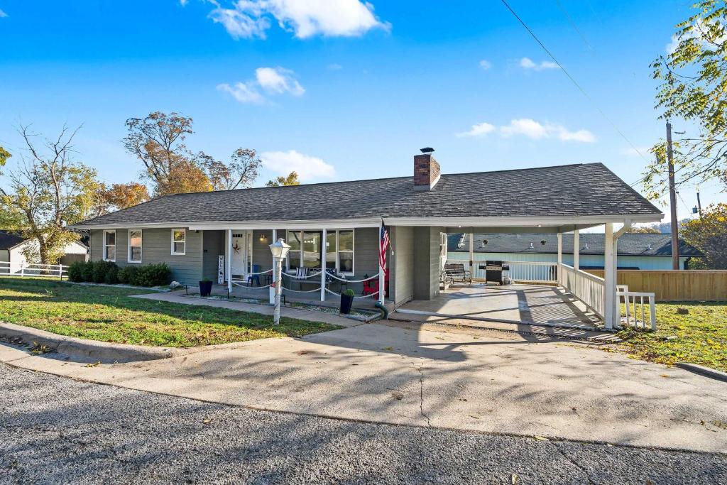 une maison arborant un drapeau devant elle dans l'établissement Branson Downtown Beauty - 4 BDR Home Sleeps 15, à Branson