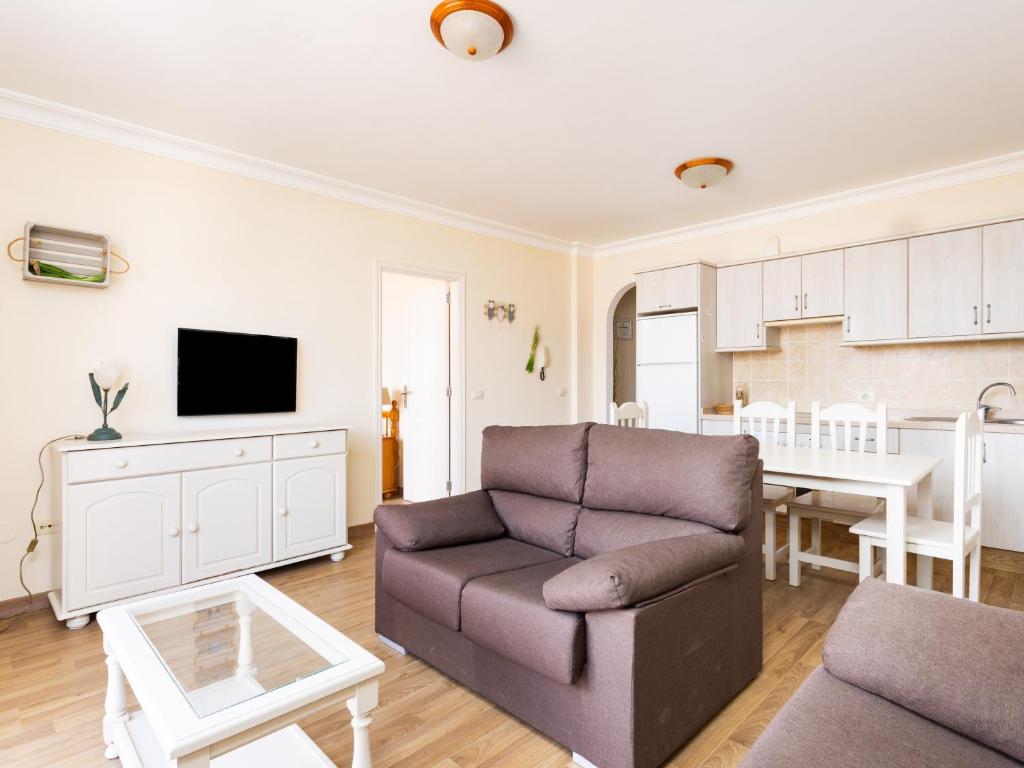 ein Wohnzimmer mit Couch und Küche in der Unterkunft Live La Caleta Mar de plata 14 in Caleta de Interián