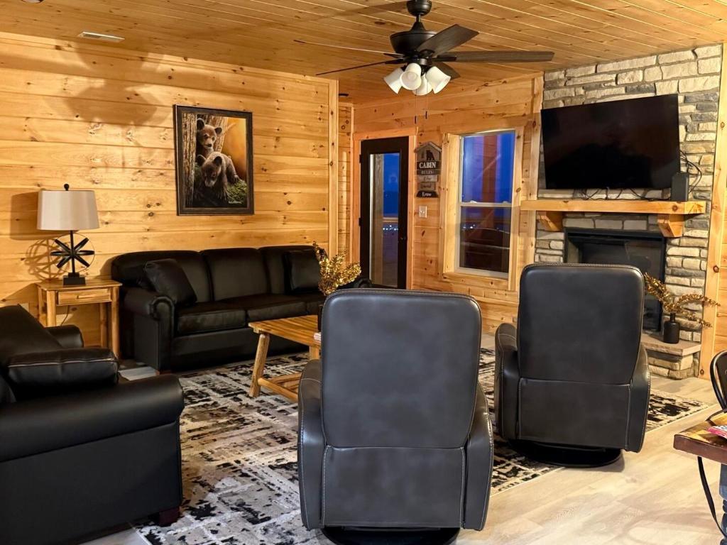 Una sala de estar con muebles de cuero y chimenea. en Savannah Smiles, en Williamsburg