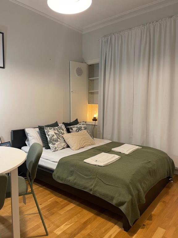 Postel nebo postele na pokoji v ubytování Nextdoor Host Quiet Work-Ready Studio at Kamppi Fast WiFi