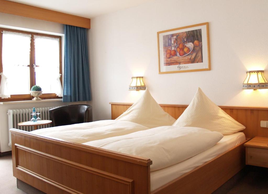 Postel nebo postele na pokoji v ubytování Hotel Pfrontener Hof