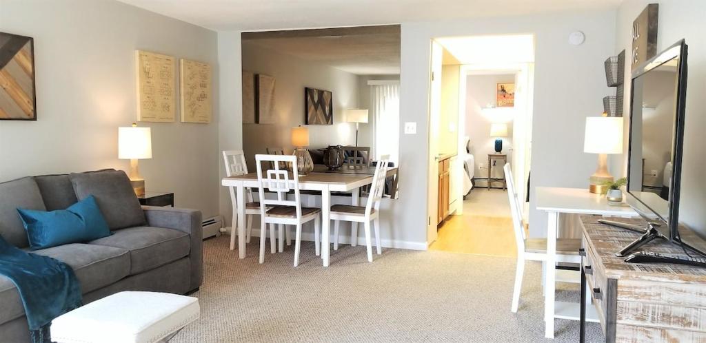 Μια τηλεόραση ή/και κέντρο ψυχαγωγίας στο Modern & Stylish Furnished 1 Bed 1 Bath