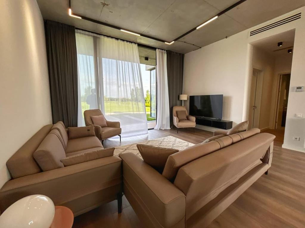 Stantsiya KachretiVilla 39, Kachreti Ambassadori Golf Resort的带沙发和电视的客厅