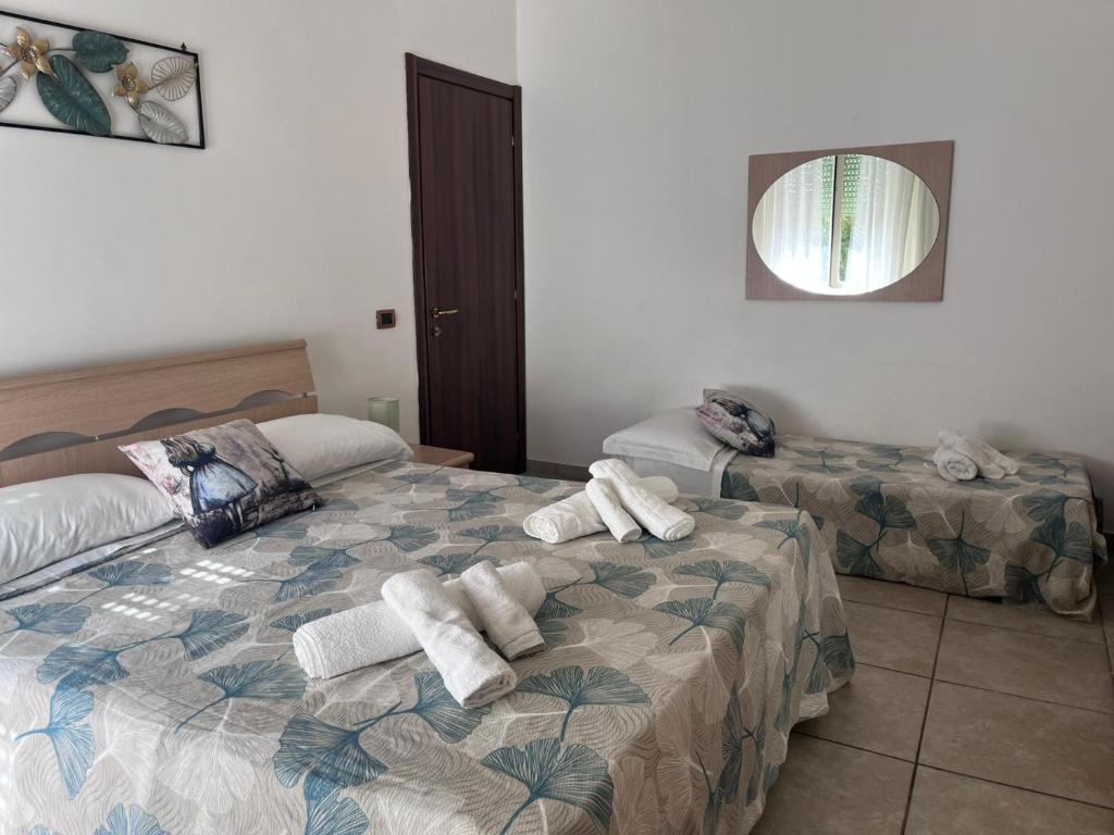 Un pat sau paturi într-o cameră la Alice's House