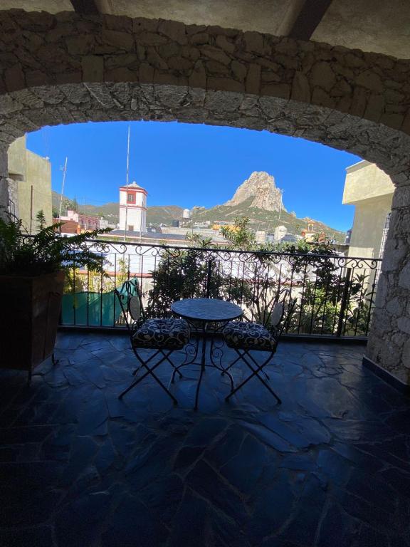 - Balcón con vistas, mesa y 2 sillas en Hotel Boutique Don Faustino, en Bernal