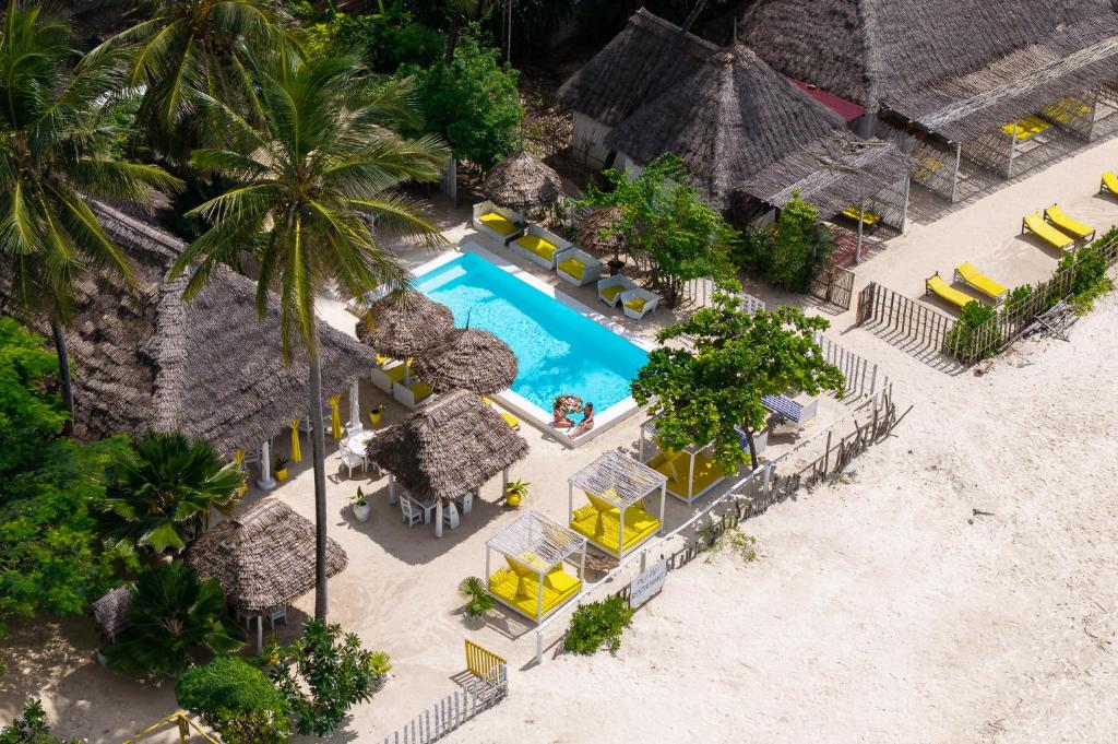 une vue aérienne d'un complexe hôtelier avec piscine dans l'établissement ZAN Beach Hotel, à Bwejuu