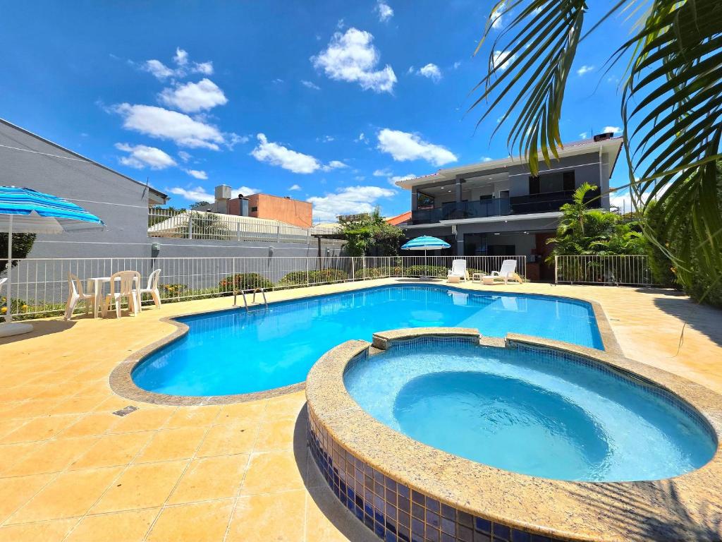 een groot zwembad op een patio naast een gebouw bij Luxury and Comfort, Jacuzzi, Spectacular Pool in Foz do Iguaçu