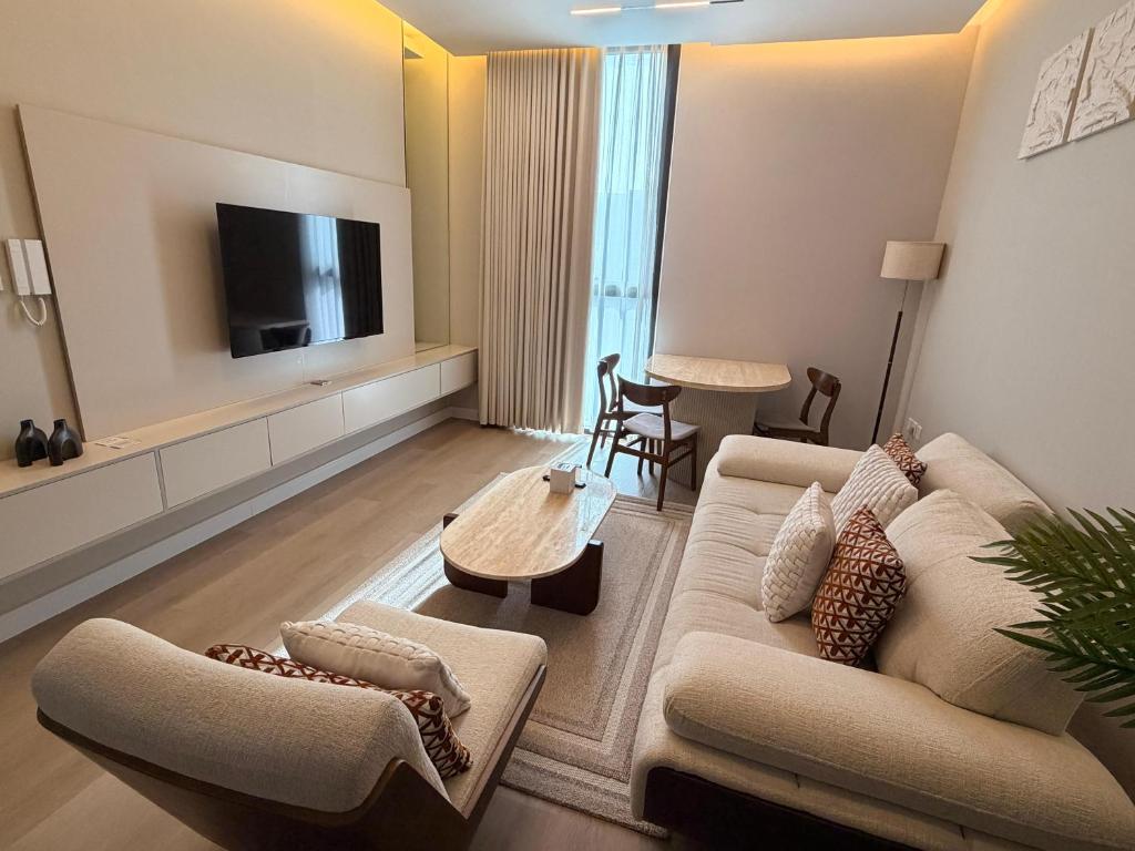 Μια τηλεόραση ή/και κέντρο ψυχαγωγίας στο 1 BR Luxury Apt by AJ Aljada