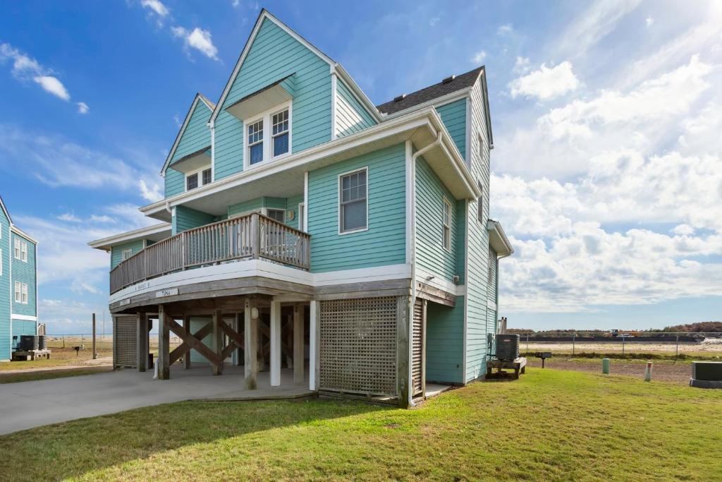 Casa azul con jardín y balcón. en CAC-21B - Tuna, en Buxton