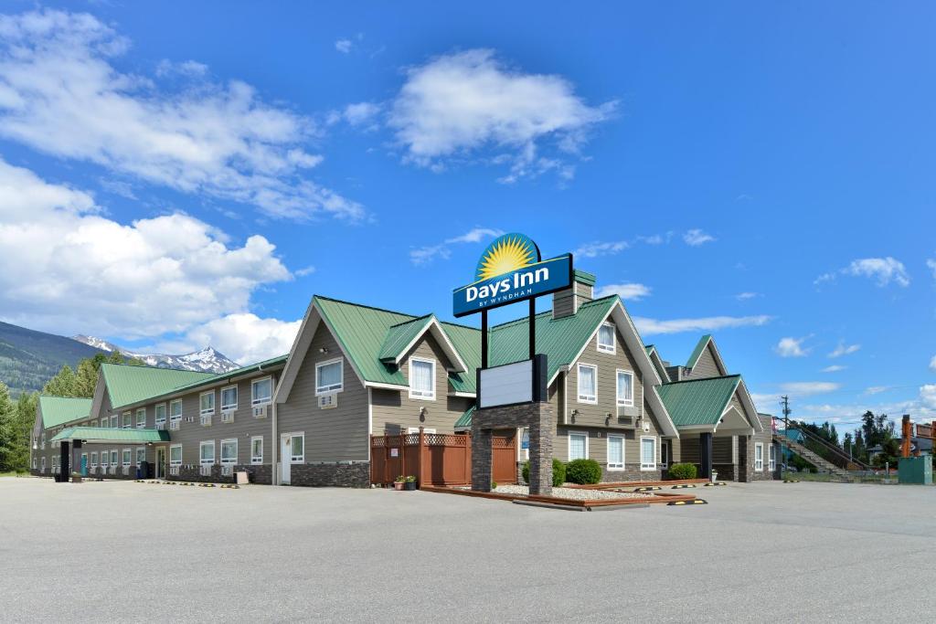 een hotel met een bord waarop Durham staat bij Days Inn by Wyndham Valemount in Valemount