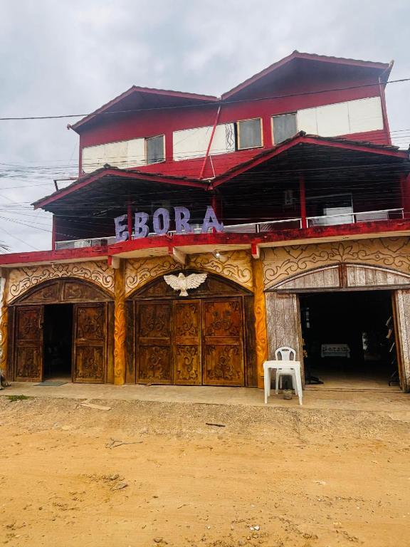 Un edificio con un cartel encima en EBORA Afro Cultural, en Ilhéus