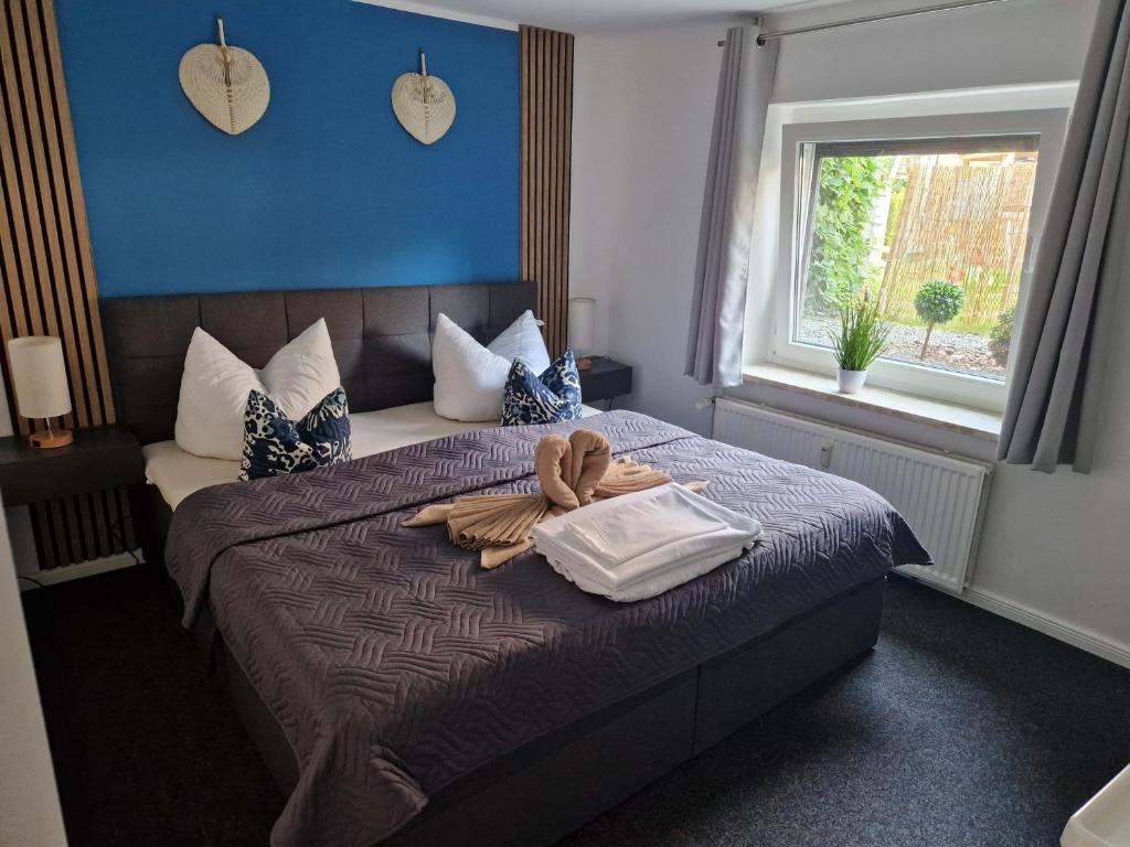 ein Hotelzimmer mit einem Bett mit Handtüchern darauf in der Unterkunft Nahe Kiel, 4 Betten, 2 Schlafzimmer Parkplatz, Terrasse, 3km zum Strand in Osdorf