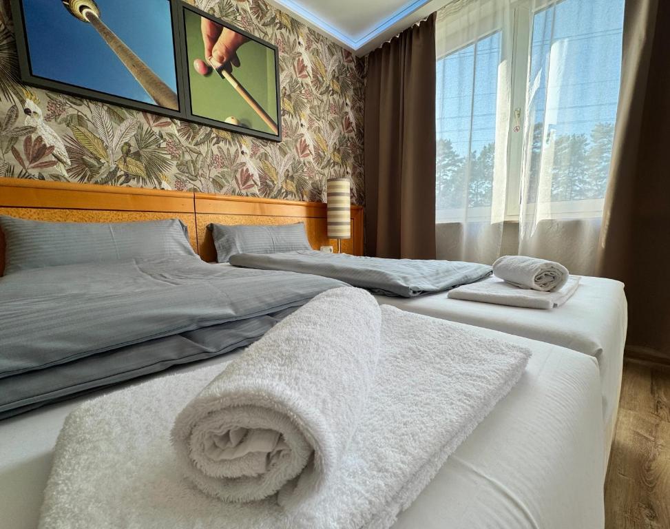 Ένα ή περισσότερα κρεβάτια σε δωμάτιο στο Parkhotel Viktoria