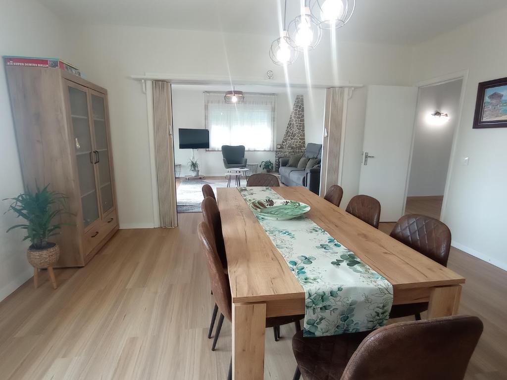 ein Esszimmer mit einem Holztisch und Stühlen in der Unterkunft Casa Playa Meira in Moaña