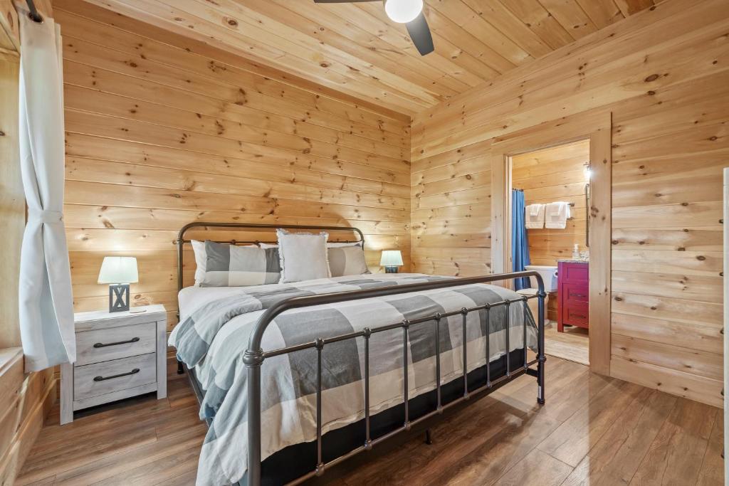 a bedroom with a bed in a log cabin at Sunshine Hill in Fairview