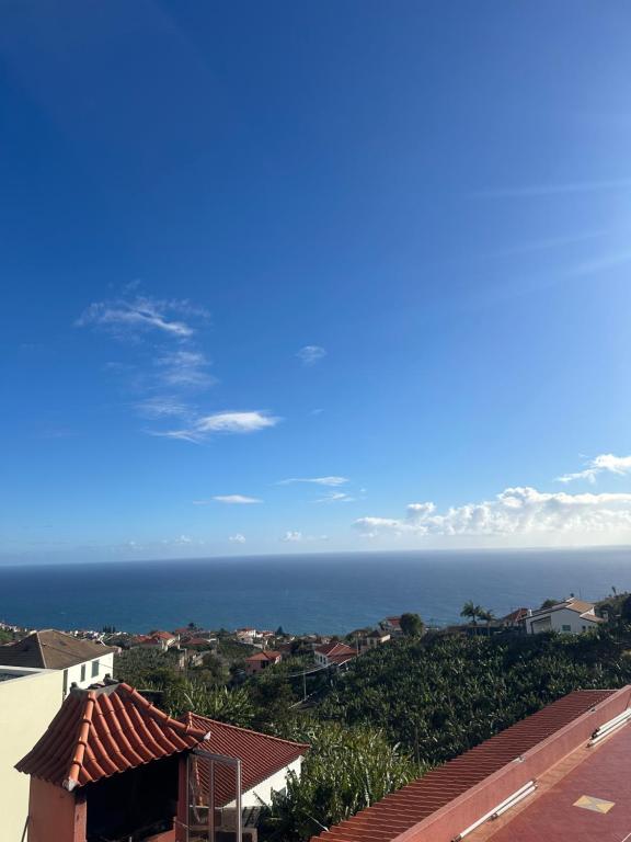 Meerblick vom Dach eines Gebäudes in der Unterkunft Casa Mary Bela's in Ponta do Sol