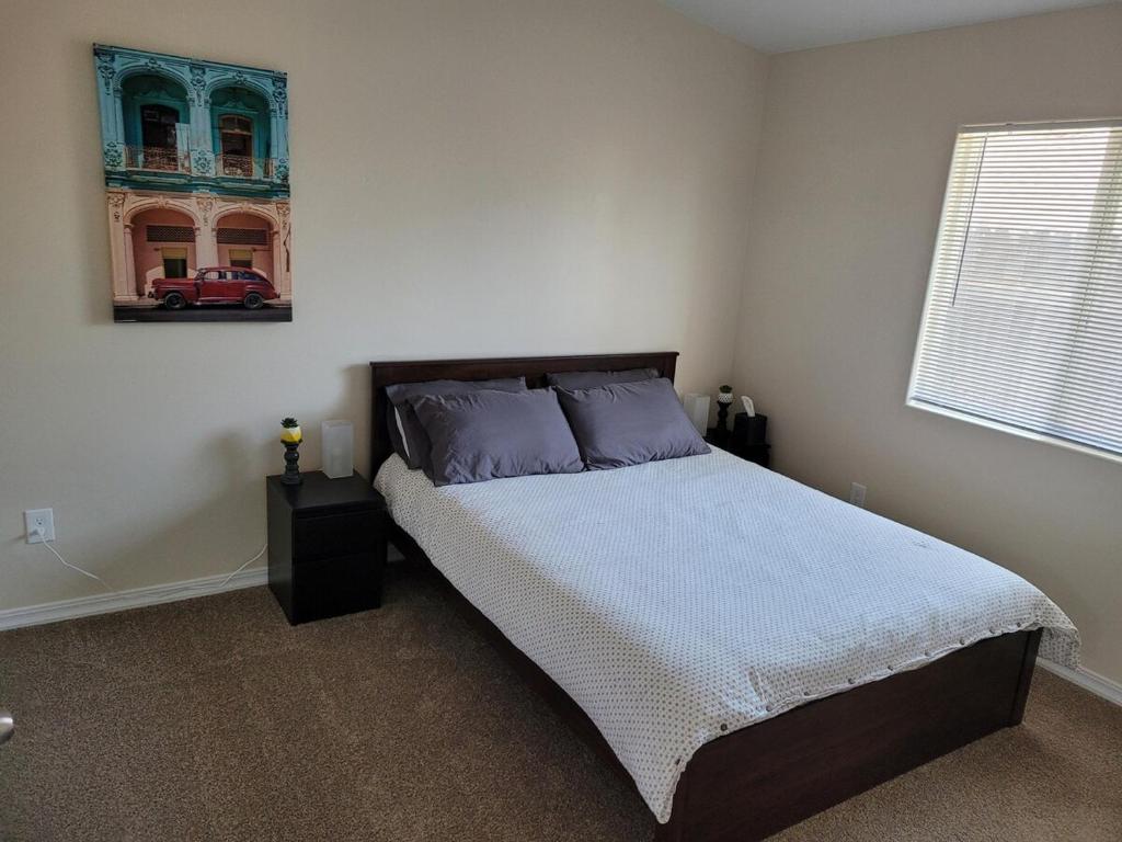 Postel nebo postele na pokoji v ubytování Comfy, independent 1 bedroom guest suite in Orcutt