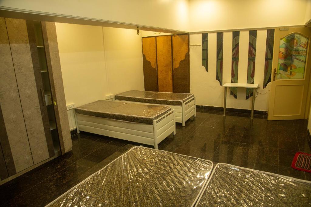 En eller flere senge i et værelse på Ansh PG & DORMITORY