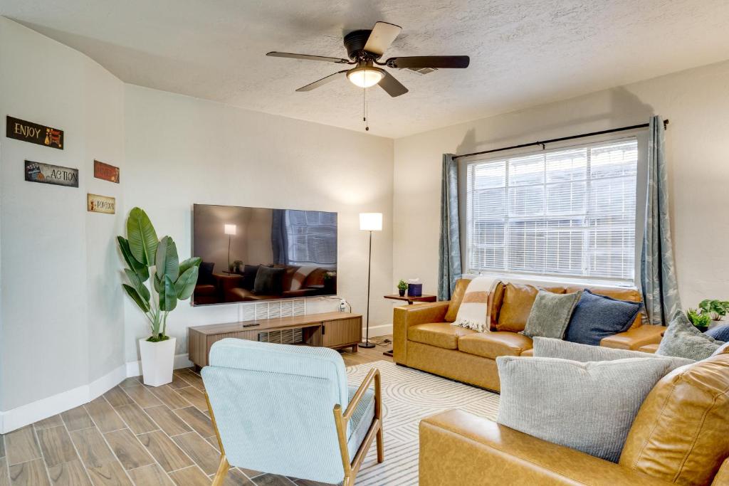 TV a/nebo společenská místnost v ubytování 4 Mi to Fort Sill Modern Home with Private Yard