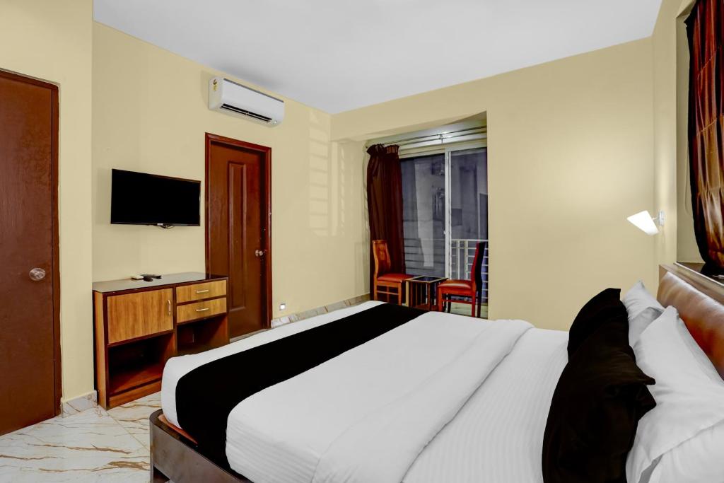 Un dormitorio con una cama grande y un televisor. en Hotel O Blu View, en Aguada