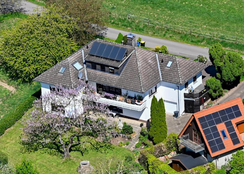 een luchtzicht op een huis met zonnepanelen op het dak bij Ferienwohnung Rosenpflanzer in Bad Oeynhausen